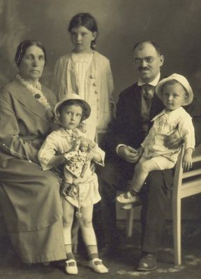 Abram Gabovitsch family
Left to right:
Hanah Lowenshtein (Kropman), Bljuma Rubanovitsch (Gabovitsch) (the small girl), Mirjam Usvanski (Gabovitsch), Abram Gabovitsch, Jakob Gabovitsch
Keywords: [R] [L]