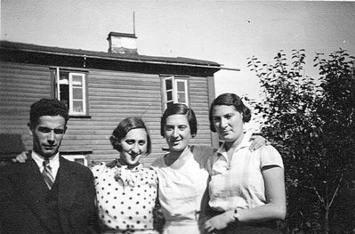 Before "aliah" of Israel Itzoch - 11/8/1933
Left to right: Israel Itzoch (in Palestine Ben-Jehuda), Yamima Rom (Gurevitsch), Riva Spektor (Jakobson), Fanny Glickman (Jakobson)
