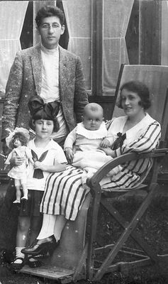 Grinson family
Grischa Grinson with his wife Ella Grinson (Usvanski) and children Lena and David
