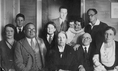 Gabovitsch's - 12/6/1934
Left to right:
Standing: ? Löwenstein, ? Löwenstein,, Jossif Usvanski, Miriam Usvanski (Gabovitsch) with Hanny, Jakov Gabovitsch
Sitting: Rachel Löwenstein,  Meier Löwensten, Hanna Löwenstein (Kropman),  Abram Gabovitsch, Betty Gabovitsch (Löwenstein)
