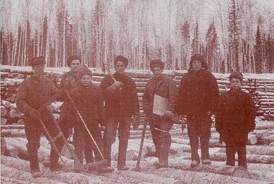 At the forest works in Sibir at war time
Second from left - Scholem Gordin; Haim Gordin - third from right. 
