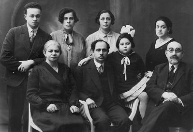 Hasan family - ~ 1926/27
Left to right.
Sitting: Have Hasan (Pivovarov), Naum Hasan, Rahil Patov, Mosche Hasan
Standing: Aleksandr Hasan, ?, Ida Pivovarov, Scheina Hasan (Patov)
