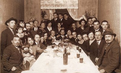 Narva 1928.
Left to right.
Sitting: Hirsch Haitin?, ?, ?, Mihail Zimbalov, ?, ?, Manja Haitin (?), Selig Haitin, Riva Haitin (Drujan), ?, ?, ?, Olga Minkov, Samuil Minkov, Schmuel Krigman
Standing: ?, ?, ?, ?, ?, Jossif Zagorje, ?, Feige Haitin (?), Manja Szczapa (Haitin)?, ?, ?, ?, ?, Boruch Hait, Mates Hait
At top: Zenja Gluchovski, Abram Haitin, Arie (Ljeva) Haitin
