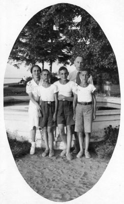 Goldmann family  ~1924
Savel (Zanno) Goldmann with wife Doris Goldmann (Raichmann) and children Harry, Leo and Jossi. All boys died at WWII in the Soviet army 
