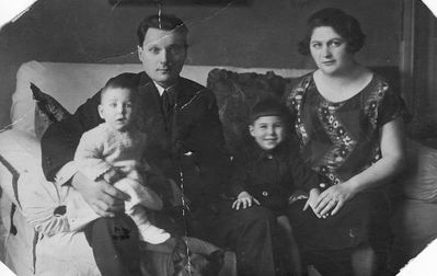 Kahn family. 1925
Immi Kahn with Lea and Rosa Kahn (Itsikov) with Aleksander
