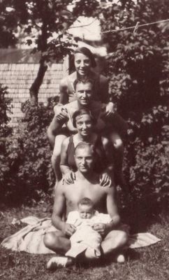 Gluschkin, Levin
Top down: Alisa Gluschkin (Strasch), Moisei Gluschkin, Sore-Freide (Sonja) Levin (Gluschkin), Haim Levin, Ruth Levin

