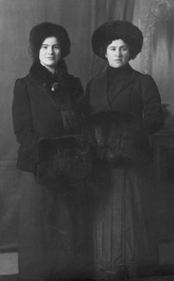 Eva and Alma Lipavsky (~1916)
Eva (left) and Alma Lipavsky
