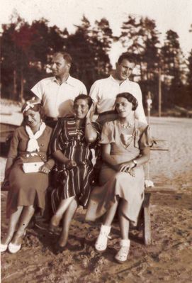 Levin, Gluschkin
Left to right: Haim Levin, Moissei Gluschkin, ?, Sonja Levin (Gluschkin), Alisa Gluschkin (Strasch)
Keywords: [G] [S]