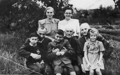 Kamenovski family -  1948 in Pärnu
Left to right.
Top: Hana Luvistsuk (Kamenovski), Senta Kamenovski (Itzikson).
Sitting: Aba Luvistsuk with Juzef Luvistsuk, Mosche-Aron Kamenovski with Ilon Luvistsuk, Zvi Hirsch Kamenovski with Rina Hochlov (Kamenovski) 
