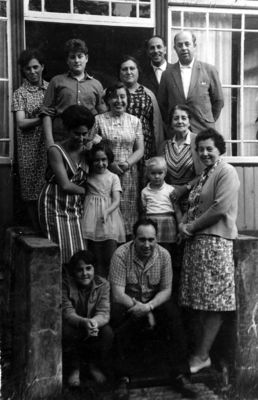 Kitt family 1964/5
Left to right.
Top row: Maša Sack (Stummer), Leo Kitt, Dina Kitt (Citron), Hirsch Kitt, Benjamin Kitt
II row: Aviva Kljutschik (Schocher), Rachel Kljutschik (Kitt), ?
III row: Inna Kandel (Kljutschik), ?, Hesse Kit (Pozaisky)
Bottom row: Sima Pozaisky (Kitt), Lev Sack
