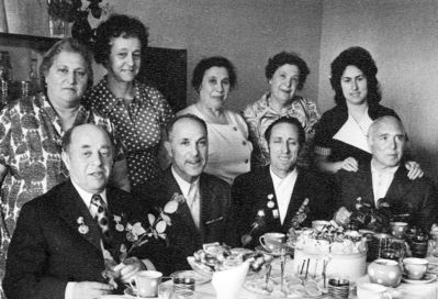 Victory day 9.5.1985, Tallinn
Left to right:
Sitting: Benjamin Kitt, Hirsch Kitt, Ilja Kitt, Benjamin Gitelson
Standing: Dina Kitt (Citron), Hesse Kitt (Pozaisky), Golda Kitt, Minna Gitelson (Kitt), Aviva Kljutschik (Schocher)
