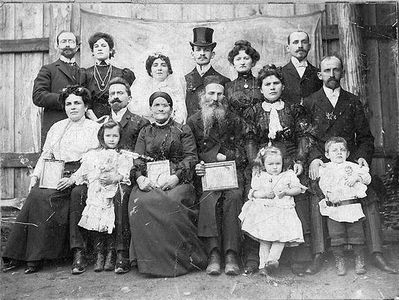 Kamenovski family in Poland - 1910
First row. Children right to left: Zvi-Hirsh Kamenovski /1904-1979 Pärnu/,  Hana-Sheine Luvistsuk (Kamenovski) /1906-1968 Tallinn/,  Anna Kamenovski (?) /1902-1943 Klooga/. 
Sitting first row from right:  Moishe-Aron Kamenovski /1873-1953 Tartu /, Zlata-Malka (Zelma) Kamenovskaja (Klass-Gljaz ) /1876 Tartu-1913
Seiny, Poland/, Abraham-Isaak Kamenovski /1836-1910/, Itka Kamenovskaja (Szupacka) /1844-1910/ 

