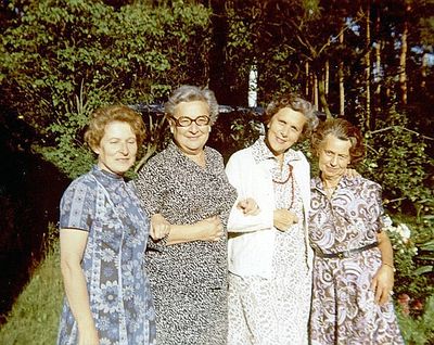 At Saaremaa 1980
Left to right.
Margarita Kamenovski (Schuman), Regina Besprosvanie (Levinovitsch, nee Slutski), Paula Pakkin (Josselov), Hana Lopavok (Strasch)?
