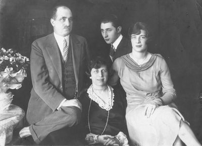 Kahn family
Aleksandr Kan (in the middle), Nata Kahn (sitting in front). Father Julius (left) and mother Fanny (at right)
