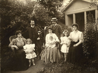 Kahn family - 1910
Left to right.
Mina Kahn, her husband, Julius Kahn, his wife Fanny (with baby Aleksandr Kan),  Anna Kahn
