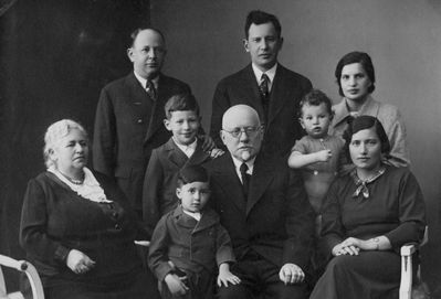 Bakscht and Kaplan - May 1934
Left to right.
Top: Mischa Kaplan, Boris Bakscht, Anja Bakscht (Dickman) with Zvi Bakscht.
Bottom:  Ljuba Bakscht (Samsonov), Jascha Kaplan, Schlomo Bakscht with Alik Kaplan, Gita Kaplan (Bakscht)
Keywords: [B]