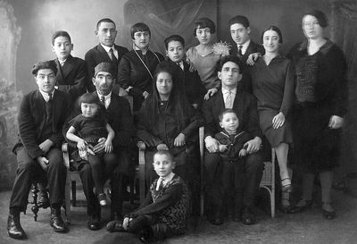 Leisermanns, Jasman, Schois
Left to right.
Top Row: Schmerl Jasman, Bernhart [Ber] Schois [Schaus, Soiss], ?, Abram Jasman, Tsilla Jasman, Meer Leisermann, Shore Rusinov (Leisermann), Sara [Stera] Shois (Polin?), 
Middle Row: Abram Leisermann, Benjomin Leisermann, Rahel Leisermann, Mejer Rusinov
Bottom Row: Haie-Dobe Garbuz (Rusinov), ?, Isak Schois

Keywords: [S] [J]