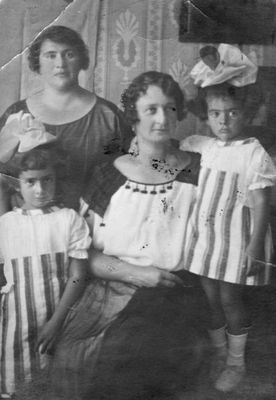 Hirschmann family ~ 1923
Left to right: Mira Hirschmann (girl), Frau Apfelbaum (freulein), Alma Pats (Lipavsky) and Jette (Titti) Hirschmann
