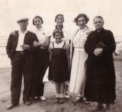 Gluschkins, Levins
Left to right: Moisei Gluschkin, Alisa Gluschkin (Strasch), Sore-Freide (Sonja) Levin (Gluschkin), Rachil Rosenfeld (Levin), , Perle Esse Levin (Sack). The girl - Bella Pikarevitsch (Rosenfeld) 
