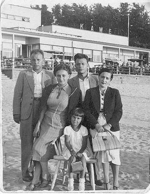 Narva Jõesuu, ~ 1936
Left to right: Schlema (Solomon) Kulman, his wife Berta Kulman (Scherman), Grischa  (Girscha) Kulman (Feb 5th 1906-Apr 02, 1944), Rasja Kulman (Kovnator)  (06.27.190-12.07.1981) and the little girl is my mother Sonya (Sara) Scherman (Kulman).

