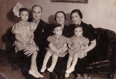 Levins
Left to right: Ruth Levin, Haim Levin, Masche Gluschkin, Schelly Mendelev (Levin), Sonja Levin (Gluschkin), Doris Raskin (Levin)
