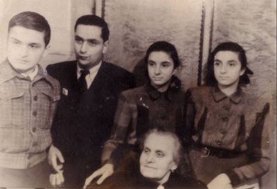 Levins
Left to right: Alik Levin?, Sima Levin, Doris Raskin (Levin), Perla Levin (Sack), Schelly Mendeleev (Levin)
