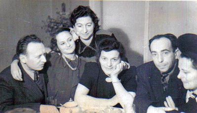 at Kalmanson's
left to right:
Isaak Bachmat, Abira Bachmat, Riva Kalmanson -  Jehuda Kalmanson's wife, Frida Bachmat - Isaak Bachmat's wife, Samuil Rauchman 
and his wife Tzilla Rauchman (Atlas)
