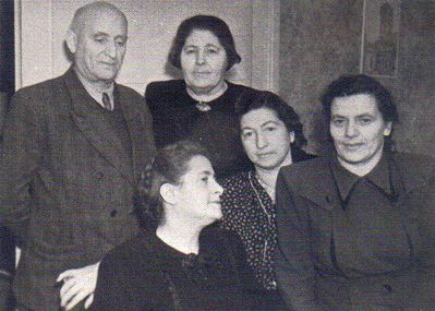 Dubovski, Kalmanson , Bachmat
Israel Dubovsky, his wife Fanny Dubovsky, Riva Kalmanson (Freiman), Frida Bachmat (Sverdlov), ?

Keywords: [D] [B]