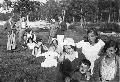 Võsu 1931
Right to left:  Stella Schulklepper, Henrich Kuritskes, Sara Pavlovski (Schulklepper), Sofa Murschak (Amitan), Mira Schampal (Schulklepper), Samuil Rybak, ?, Regina Trapido (Amitan), ?
Standing on far right: Mulja Nachbo?
