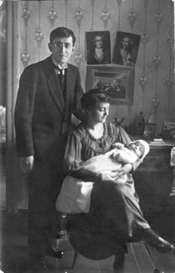 Joffe - 1920
Haja and Benzion Joffe with Shimon - 1920
