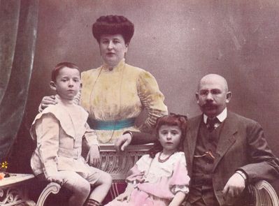 Kaplan family - approx 1908 in Pskov
Left to right: Mischa Kaplan, Ida, Fenya, Leib Kaplan.
