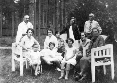 Epstein family ~ 1927
Left to right.
Sitting: Sara Klas (Epstein) with Lasar (Lazi) Klas, Rosa Klompus (Epstein) with Nata Zypkin (Klompus), Rebecca Epstein, Njuta Ginovker (Beilinson, Klas), Mina Epstein (Levinovitsch), Gute Mere Epstein
Standing: Aron Klas, Anna Ekston (Epstein), ?   
