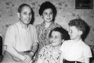 Lapidus family
Left to right:
Dr Moissei Lapidus, Marina Lapidus, Zilja Lapidus (?), Ilja Lapidus

