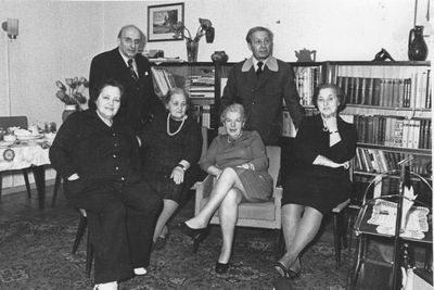 Levin, Ljubarov etc 
Left to right,
Sitting: Tsippa Levin (Bovschover), ?, ?, Mona Ljubarov (Bovschover)
Standing: Benzion Levin, Pjetr Ljubarov
