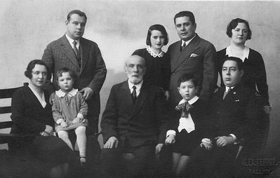 Lutrins
Left to right.
Sitting: Jette Lutrin, Olga Lutrin, Schmuel Lutrin (?), Aleksandr Jakobson, Rafael Jakobson
Standing: Kaveshnikov, Edith Lutrin, Benjamin Lutrin, Rahel (Gita) Jakobson (Lutrin)
