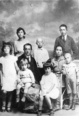 Kitt family in 1923
Left to right.
Minna Kitt, Roha Kljutschik (Kitt), Leib Kitt (1876-1942) with Ilja (Ekke) Kitt, Benjamin (Haim) Kitt, Mara Malka Kitt (1878-1943) with Golde Kitt and Hirsch Kitt, Simon Kitt
