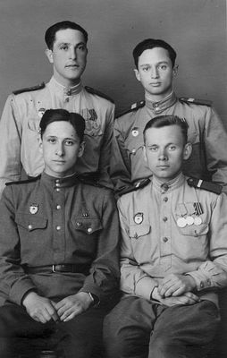 1946 - Army friends. Tallinn, 9.5.1946
Left to right
Standing: Hirsch Kitt, ? Smoljanski?
Sitting: Faiwi Glückman, ? 
Keywords: [G] [unknown] [com1960]