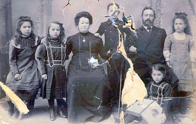 Kaplans
Left to right.
Rosa Schein (Kaplan), Revecca Rivlin (Kaplan), Ida Kaplan (Goldberg), Sascha Kaplan, Efraim Kaplan, Marjascha Sorkin (Kaplan), Raja Gorosch (Kaplan) 
