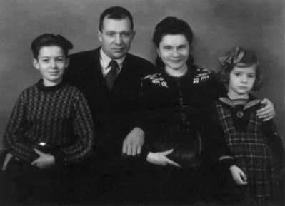 Levin family in Valga 1952
Movscha Levin, wife Genja (Hene-Tsipe) (nee Schur) with son Eliezer and daugther Bella
