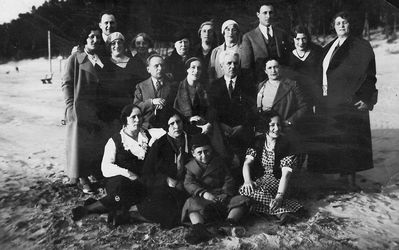 Narva Jõesuu (Hungerburg) 1932
Right to left.
Bottom row: Bronislava (Boba) Dymschits, Henrich Kuritskes, Rebeka Kuritskes (Schulklepper), Zenja Schulklepper
Middle row: Lena Dymschits, Mihail Schampal, Mira Krasnokutski (Hait), Lev Hait
Top row: Mira Kuritskes, Tsila Aronstam (Hait), Matskin, ?, Pavel (Pesah) Schampal, ?, ?, Fenja Hait (Finberg), Abram (Miki) Matskin, Berta Matskin
