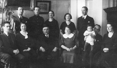 Meilach family 
Left to right.
Standing: Isak, Asriel, Zilla, Hana, Issai
Sitting: Teo Orkin, Berta, Hirsch-Leib, Sara-Etta Meilach (Kats) , ? (husband of Frieda with their child), Frieda
