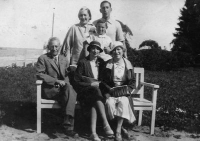 Malkin  (Haapsalu 1931)
Left to right.
Standing: Ljuba Malkin, Solomon Malkin, Rolik Rzinsky?
Sitting: Jacob Malkin, Frieda Malkin, Anna Malkin (Skomai)   
