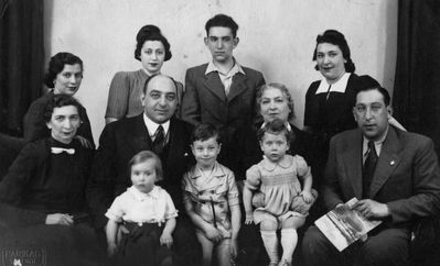 Malkin family in 1940
Left to right.
Standing: Klara Malkin (Levin), Gita Malkin (Raage), Rolik Rzinsky ?, Ljuba Rzinsky? (Malkin)
Sitting: Frieda Skomai, Caesar Malkin, Anna Malkin (Skomai), Solomon Malkin
Children: Beata Dorin (Malkin), Ilja Malkin, Lilian Malkin
Keywords: [S]