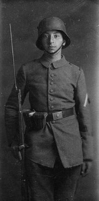 1919 - Jewish soldier in the russian white army
Caesar Malkin as a volunteer in the 1st regiment of Prince Liven in the Judenich white army. 26/5/1919

Цезарь Малкин - доброволец в I полку князя Ливена в составе белой армии Юденича. 26/5/1919
(на обратной стороне "наш воин Цаля").
Keywords: [history]