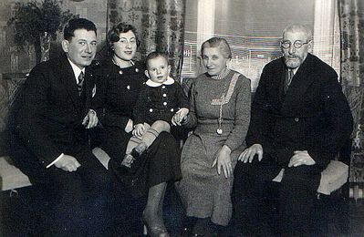 Manoim - Tallinn, 1936
Left to right: Meier Manoim, Tsilla Manoim (Hasak), Gabi Manoim, Hana Manoim (Vainstein), Meier's mother, Gerschon Manoim     
