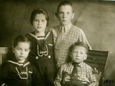 Manoim - 1944, in evacuation (Ural - Plast)
Left to right: Gabi Hasak, Evi Hasak (Katschkovski), Gabriel Manoim, Elchanan Manoim,

