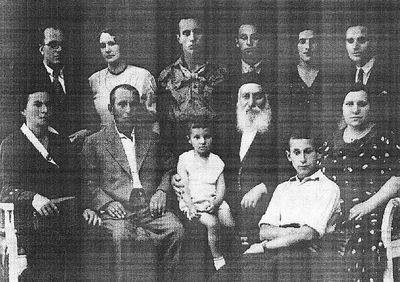 Michelson family in Tartu
in the center with the child - Ber Michelson
