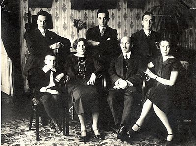 Minkov (Tallinn) family
Left to right:
Standing: Shalom (Lev) Minkov, Aron Minkov, Ilja Minkov
Sitting: Zama Minkov, Olga Minkov (?), Boris Minkov, Sonja Kolben (Minkov)
