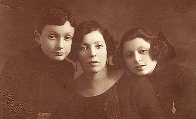 Minkovs family ~ 1920
Left to right: Ljeva Minkov, Olga Minkov (Pachman), Manja Epstein (Minkov)
