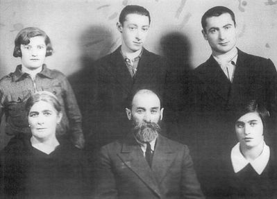 Muschkat family - Tartu
Left to right
Sitting: Henja Muschkat, Mosche Muschkat, Lea Muschkat
Standing: Sonja Margalit (Muschkat), Eli Muschkat, Reuven Muschkat
